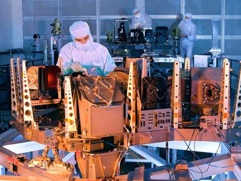 How James Webb was made: an operator working on the telescope How James Webb was made: an operator working on the telescope