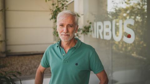 Un empleado en la entrada de nuestras oficinas 