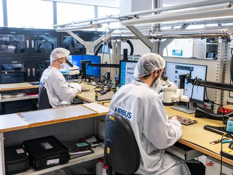 Técnicos en la sala limpia ISO8