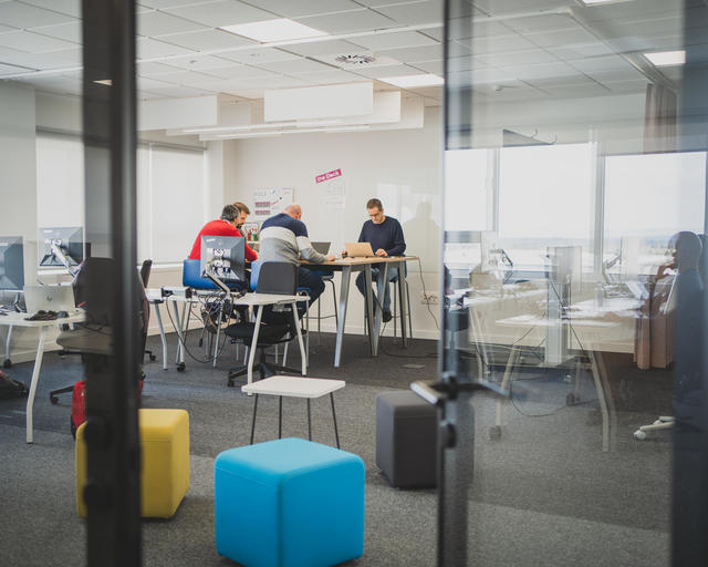 Reunión de equipo en el Dock - área de innovación