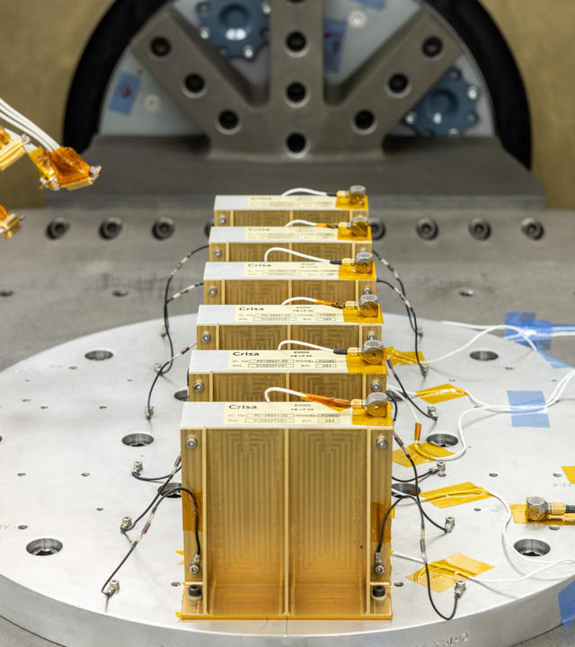 Tecnología de Airbus Crisa: Fuse Boxes durante una prueba de vibración Tecnología de Airbus Crisa: Fuse Boxes durante una prueba de vibración