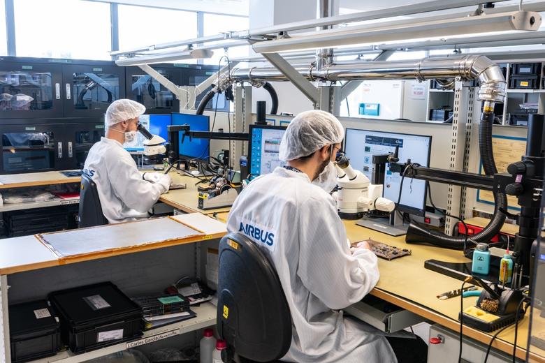 Técnicos en la sala limpia ISO8